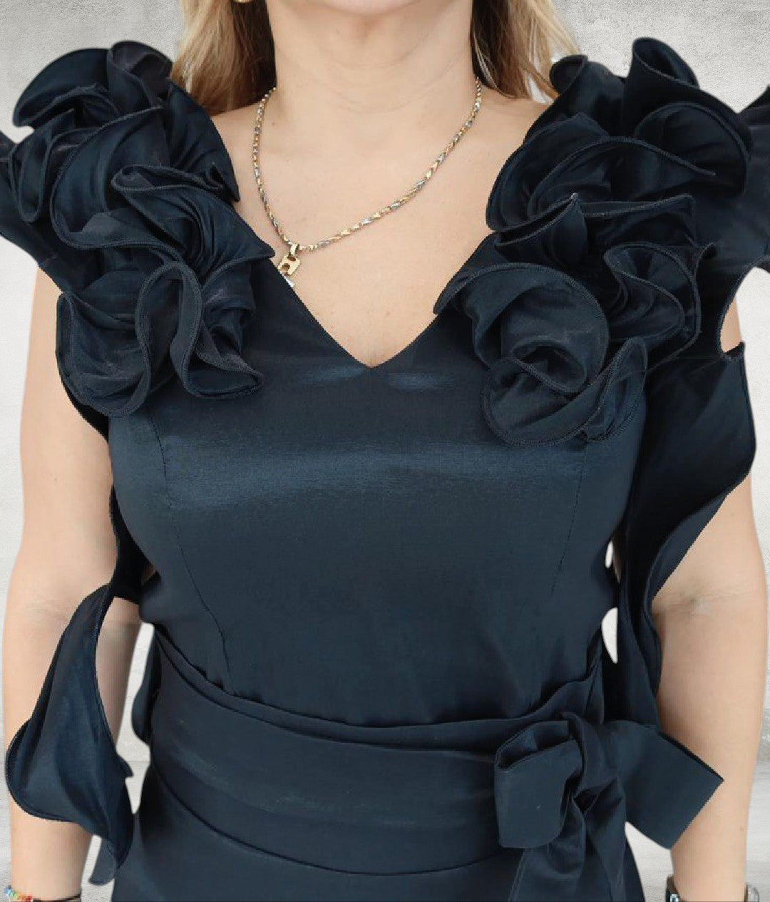 Vestido Ópera Noir – Silueta Clásica con Volantes Esculturales