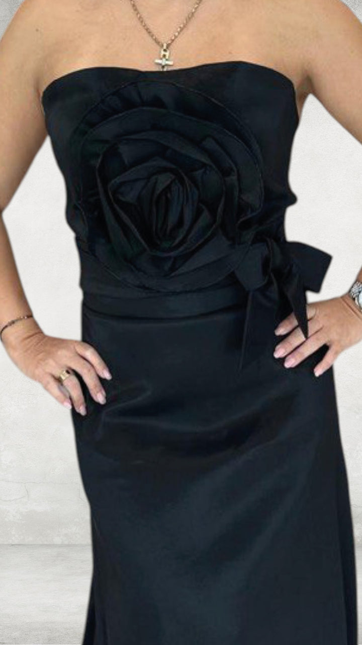 Vestido Rosa Noir – Elegancia Strapless con Detalle Floral Escultural