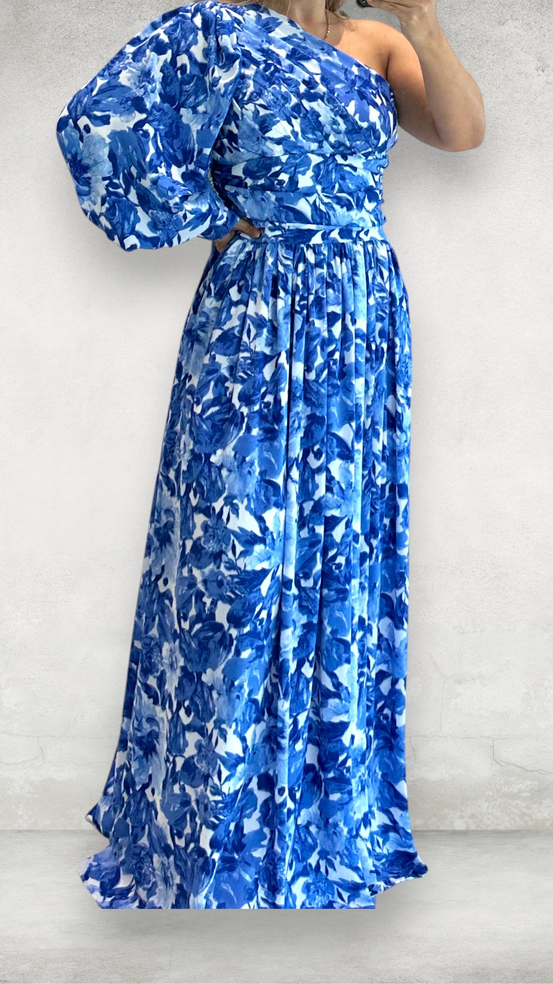 Vestido Azul Mediterráneo – Silueta Asimétrica de Impacto